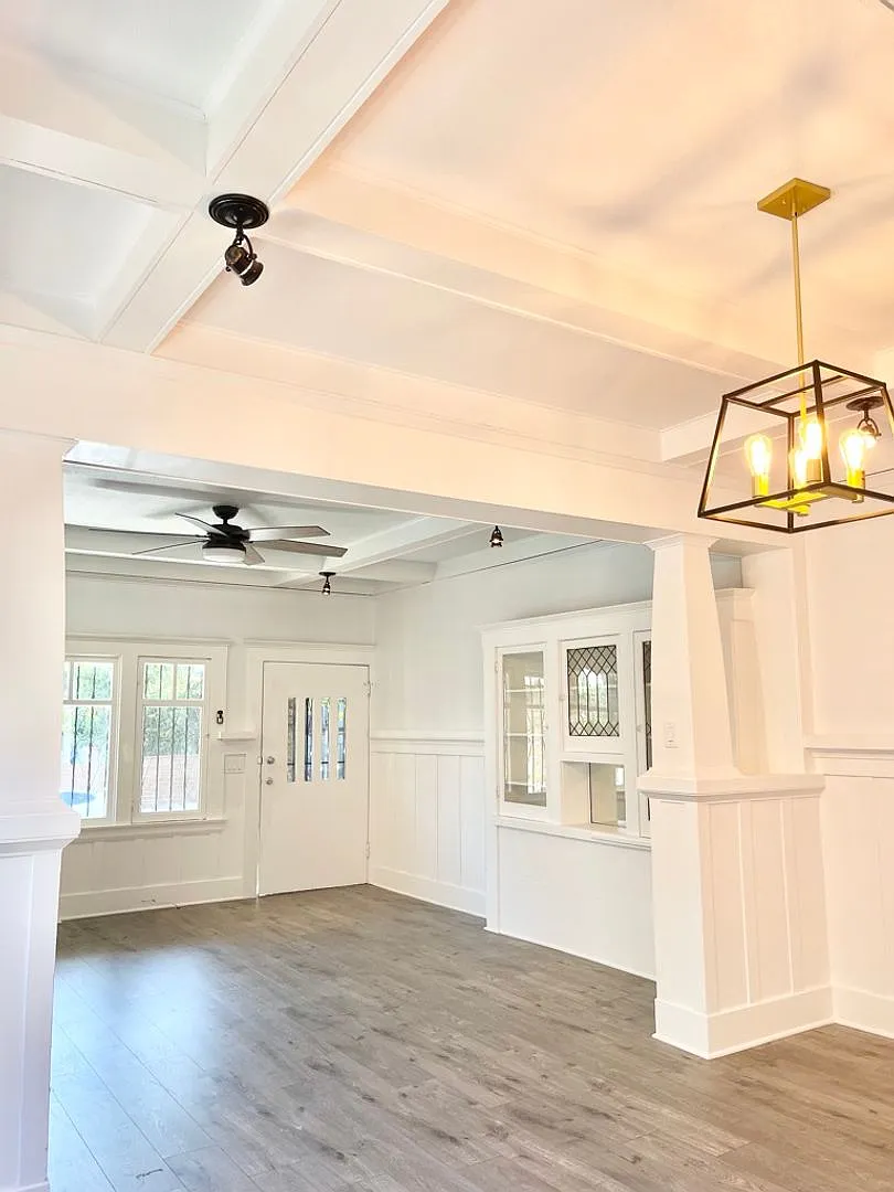 HUGE! Beautiful 1 Bedroom + 1 Bath + PATIO in charming neighborhood. — Photo 2