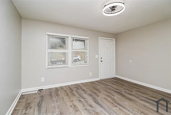 1097 Smith St SW — Photo 3