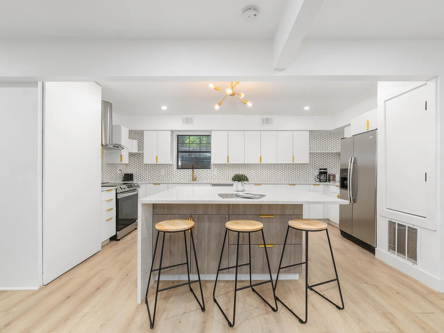4 bed, 2527 sqft, $5,500 — Photo 1