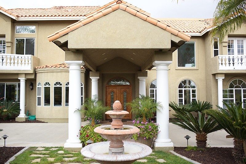 Front entrance
						:
						Welcome!