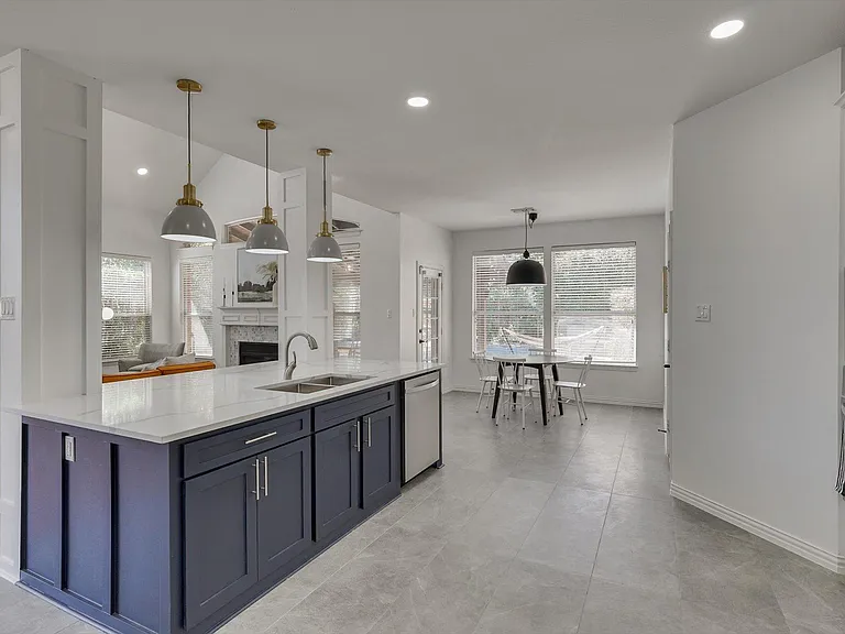 2410 Shorewood Ct — Photo 14