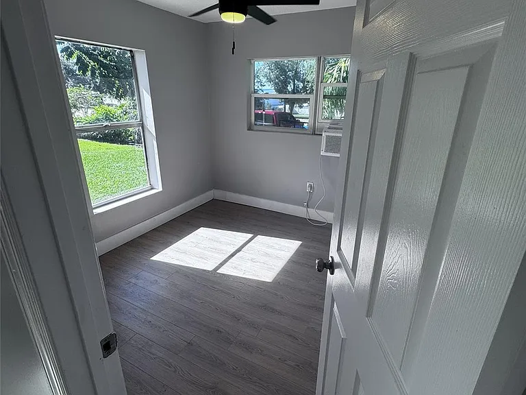 704 S Main Ave — Photo 10
