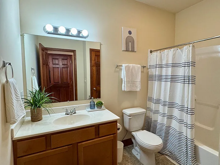 Eagle View Luxury Apartments — Photo 17