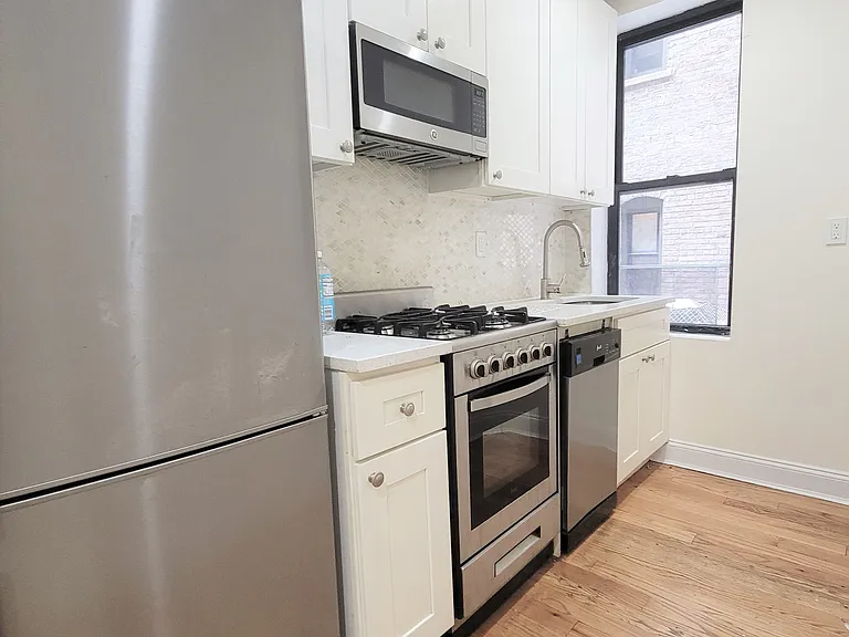 3147 Broadway #6 — Photo 1