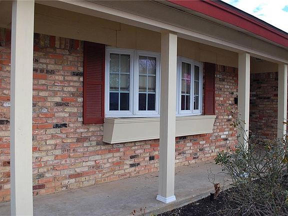 3rd image of 1004 Livingston Dr