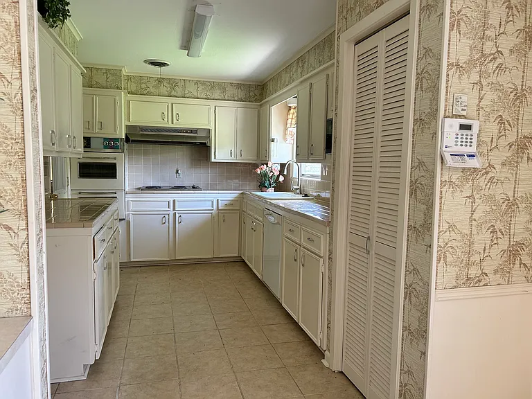 7214 Sharpview Dr — Photo 8
