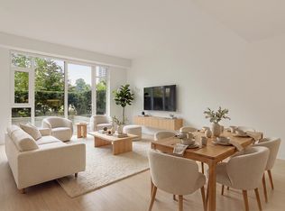 1439 Hunter St, North Vancouver, BC V7J 1H3