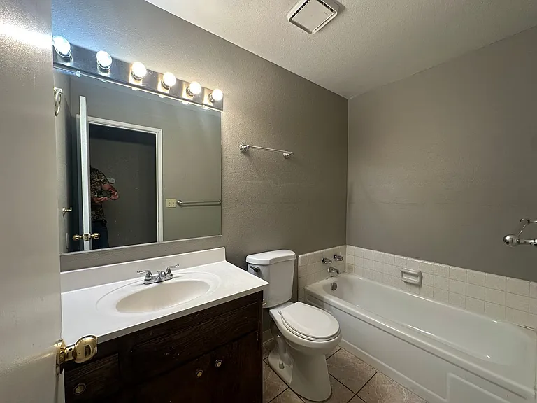1175 E Edison St — Photo 15