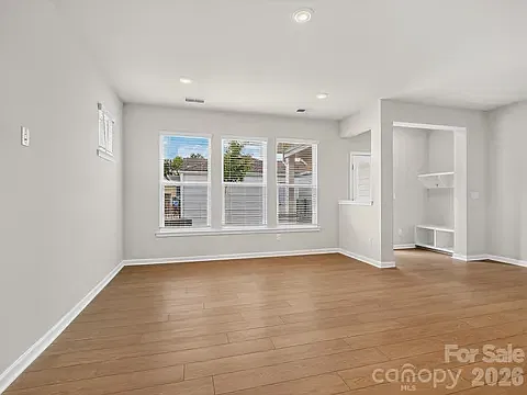 3 bed, 2192 sqft, $2,950 — Photo 4