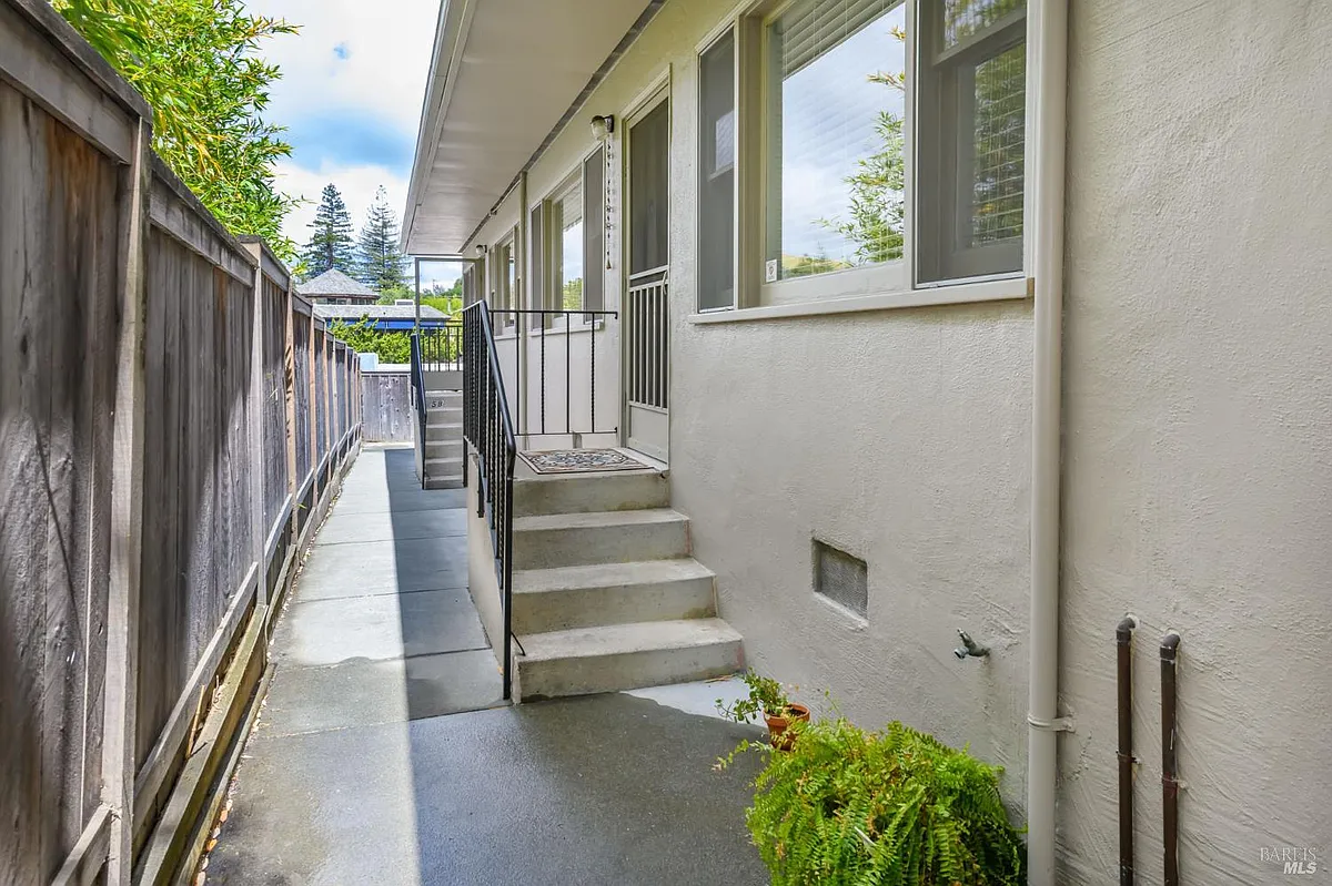 Building Photo - 5 Elm Ave #5A
