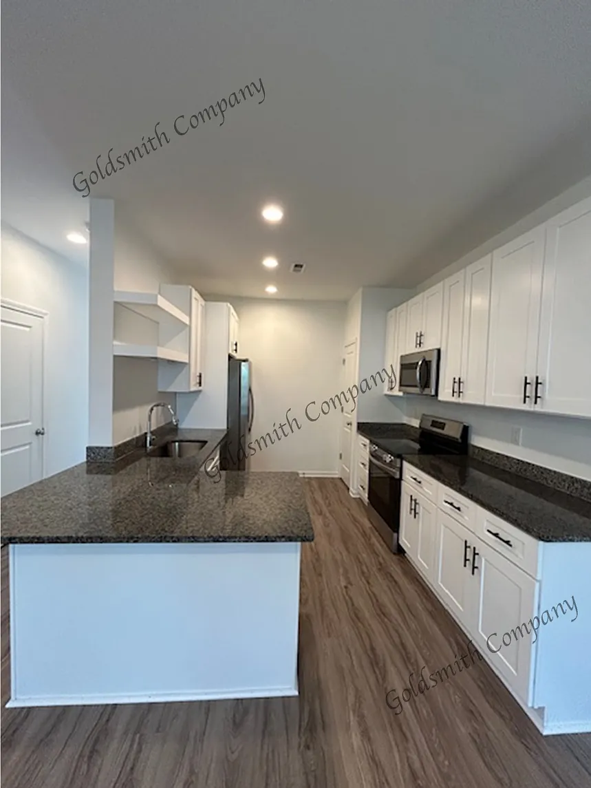 705 W Parker Rd — Photo 2
