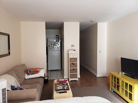 5th image of 607 W Wrightwood Ave APT 205
