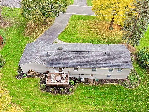 4th image of 3 Country Corner Ln