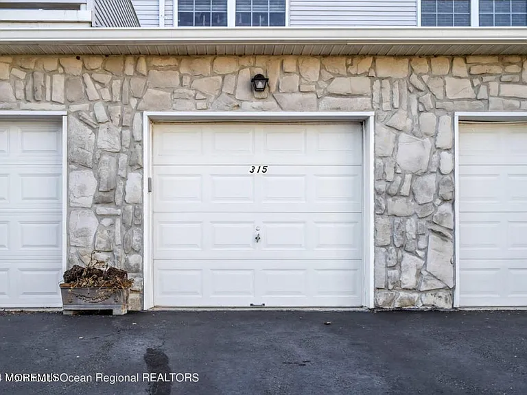 315 Love Ln — Photo 2