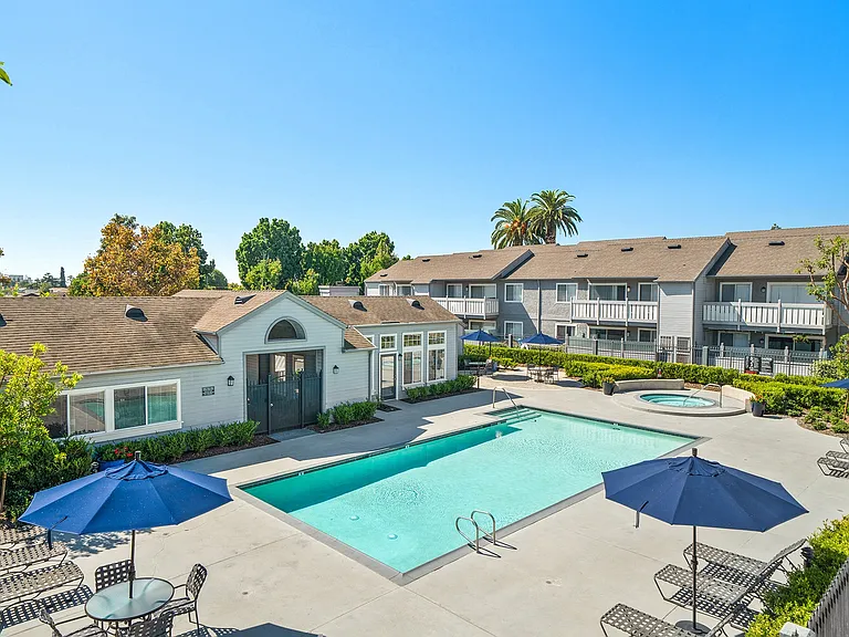 Hampton Pointe — Photo 18