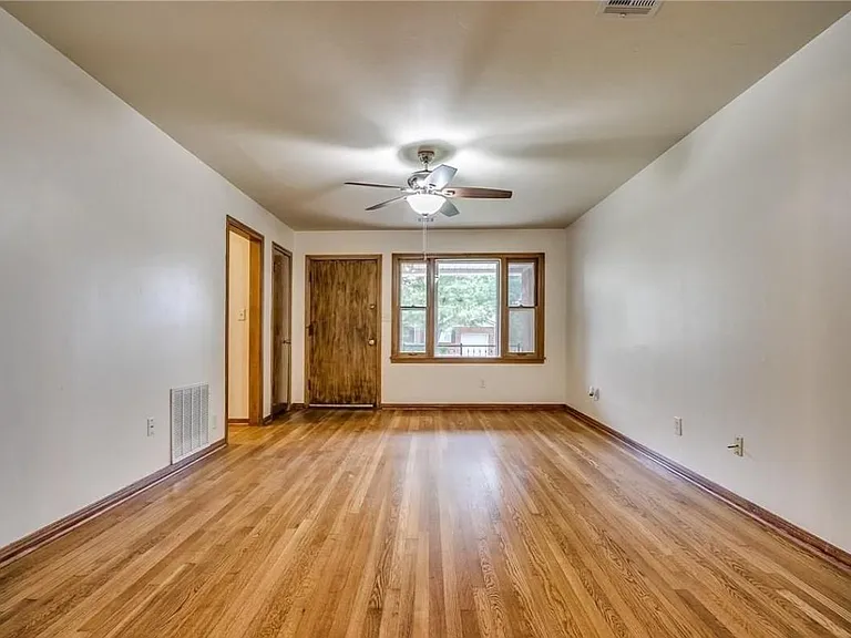 1813 Oxford Way — Photo 7