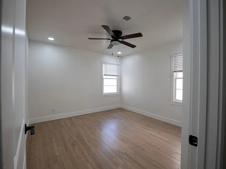 204 W 36th St #2 — Photo 5