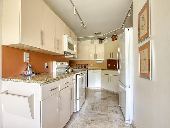 3rd image of 4750 Fountains Drive S