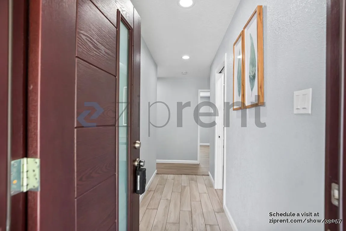 3 bed, 1.5 bath, 1200 sqft, $4,226 — Photo 2