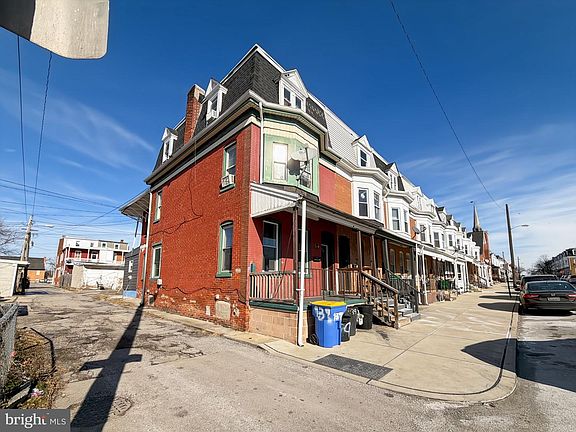 2nd image of 939 W Poplar St