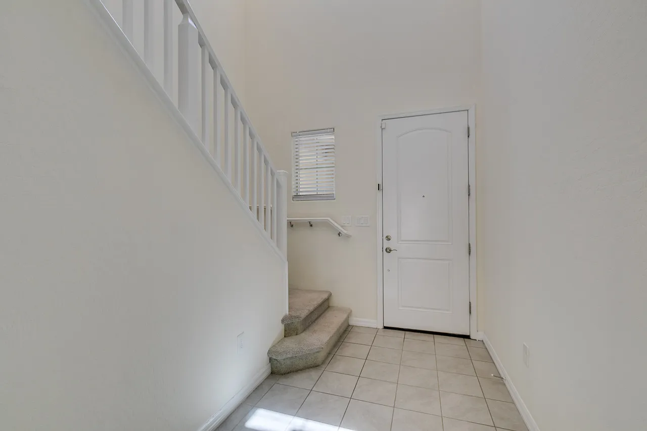 4 bed, 3.5 bath, 2334 sqft, $2,731 — Photo 4