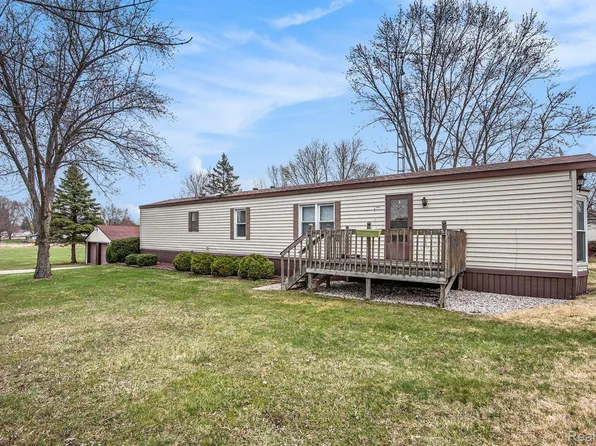 1849 Manchester Dr, Lapeer, MI 48446