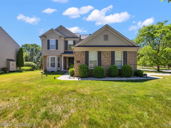 997 River Rock Dr, Holly, MI 48442