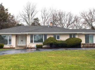 61 Regent Dr, Oak Brook, IL 60523