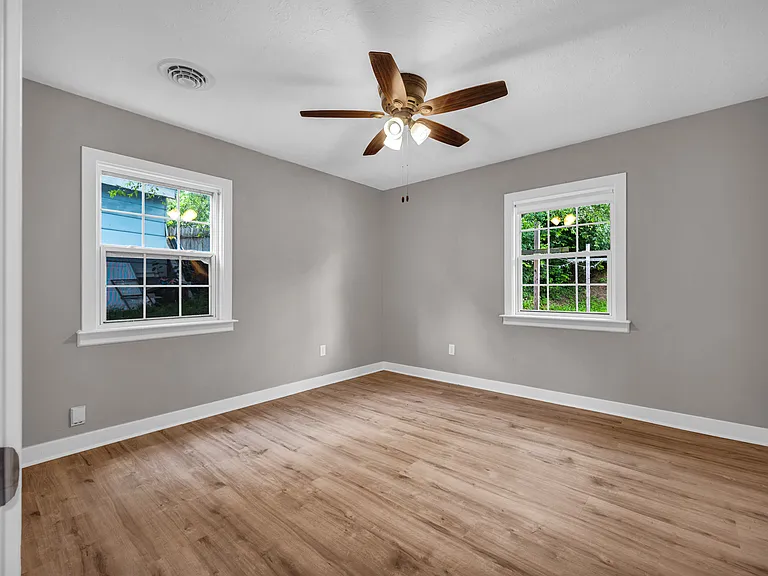 1503 Augusta St — Photo 9