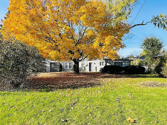 3rd image of 8014 Lake Wood Dr