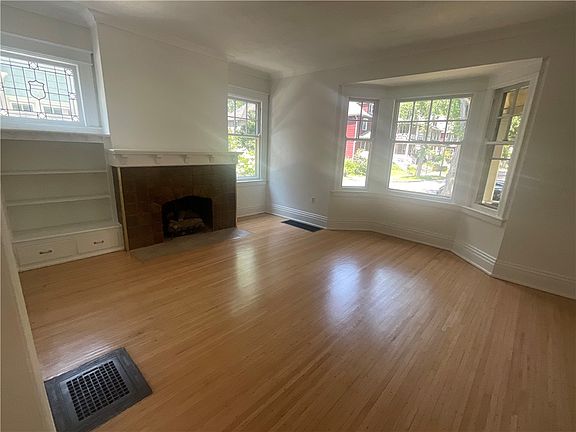 3rd image of 923 Harvard St