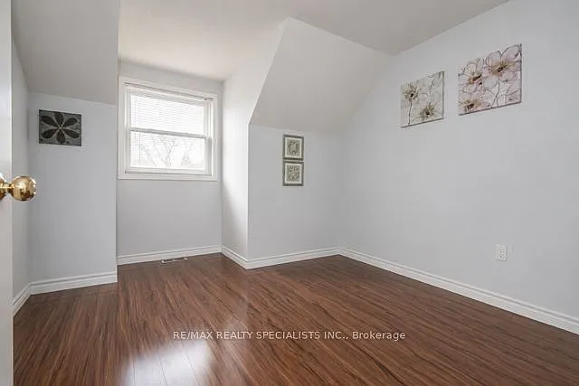 110 Steeles Cres — Photo 8