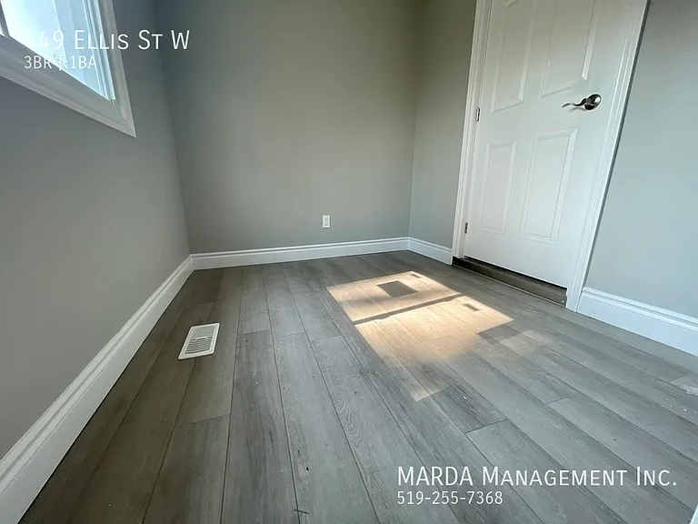449 Ellis St W — Photo 17