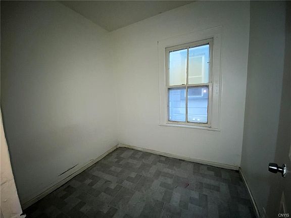 5th image of 609 Ash St