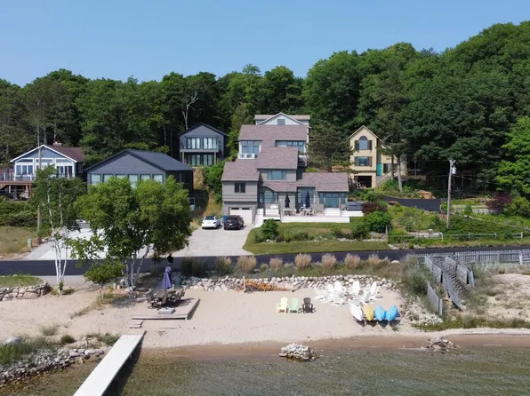 3142 Crystal Dr, Beulah, MI 49617