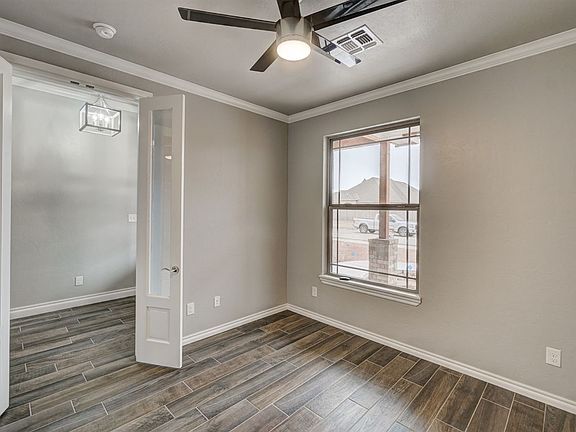 4th image of 606 NW Blackstone Trl