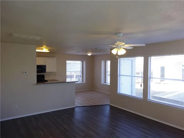 1016 Doras Dr — Photo 2