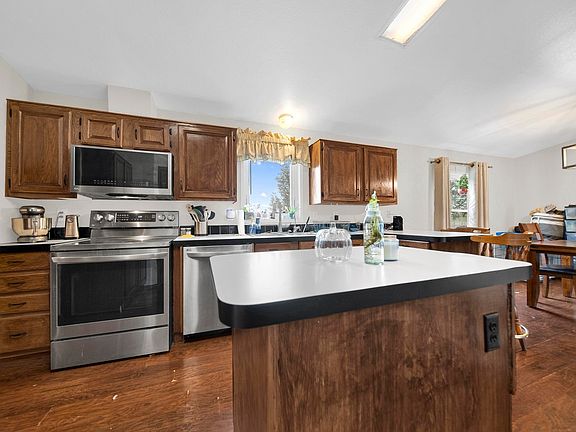 4th image of 15935 Deerfield St