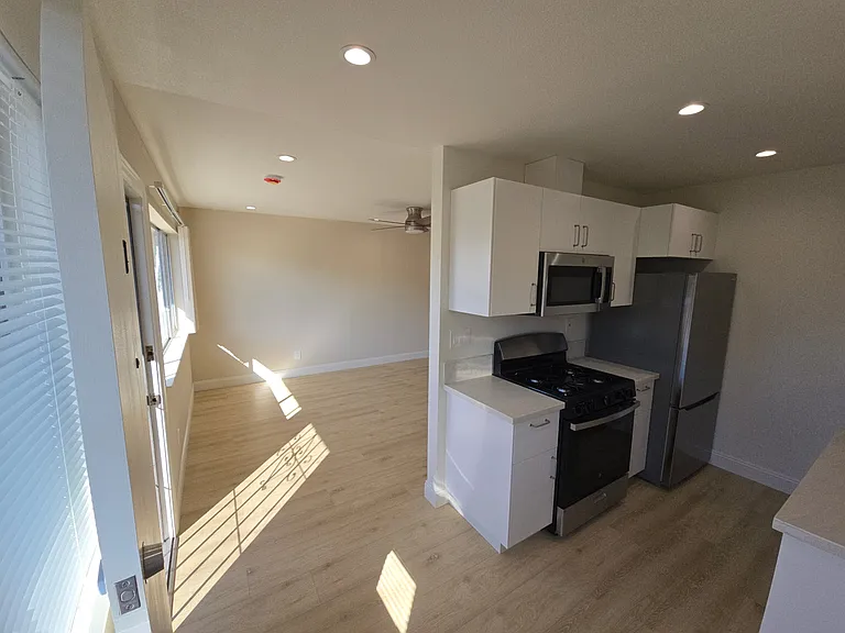 730 E 17th St #7 — Photo 5