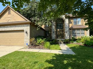 2827 Amberly Ln, Troy, MI 48084