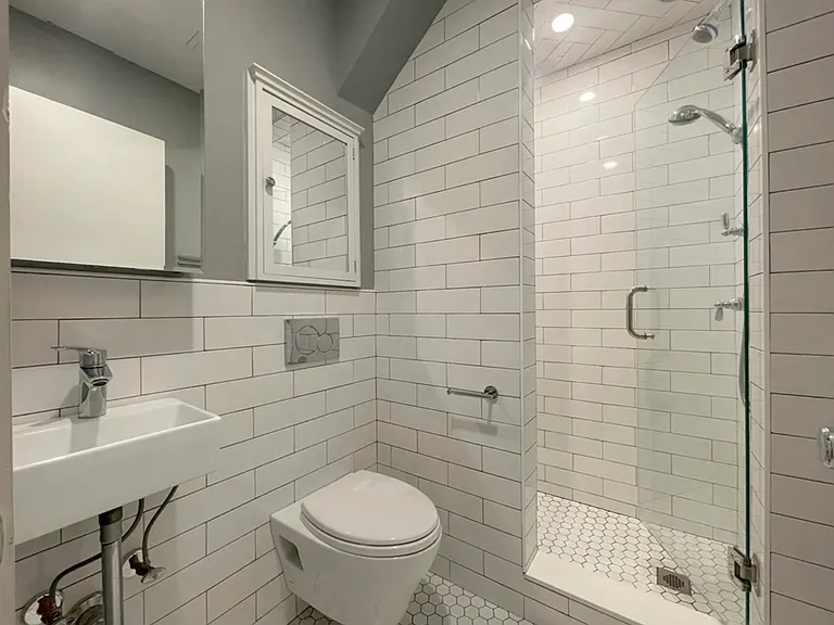 819 E 2nd St #1B — Photo 1