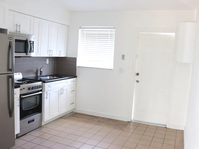 328 NE 55th Ter — Photo 11