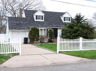 1059 Gridley St, Bay Shore, NY 11706