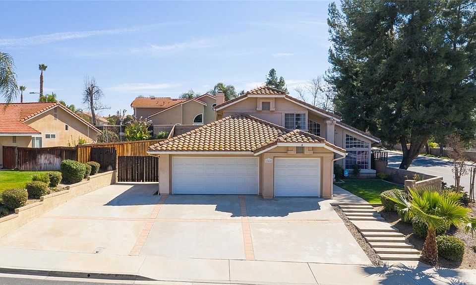 1st image of 25400 Blackthorne Dr