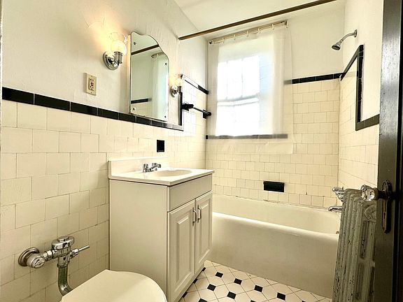 3rd image of 1204 Bellevue Ave APT 1E