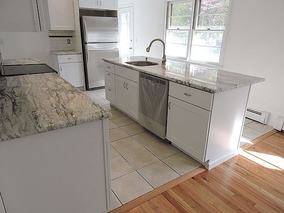 4th image of 863 Derry Dr
