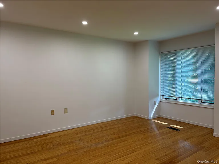 130 S Middle Neck Rd #6 — Photo 11