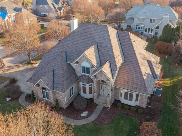531 Waters Edge Dr, South Elgin, IL 60177