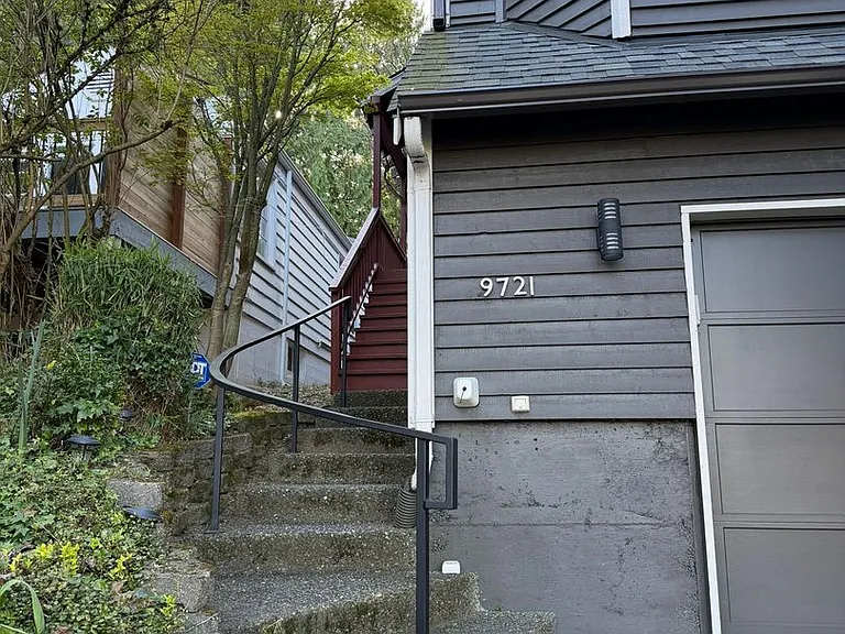 9721 20th Ave NE — Photo 2