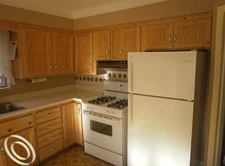 3rd image of 934 E Gardenia Ave